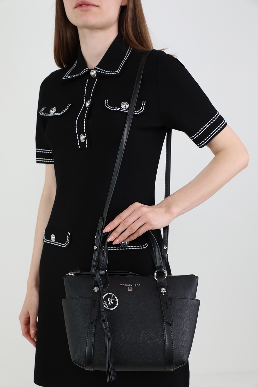 תמונת כל הלוק של תיק נשיאה נומד שחור מעור עם אלמנטים כסופים